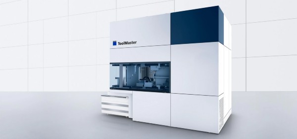 Setup can be this simple
You can set up your bending machine automatically for each new program with the automatic ToolMaster tool change system. Modification to create the automated bending cell TruBend Cell 5000 is also possible. This is a priceless benefit, particularly for small lot sizes, as you save a great deal of time and effort in comparison to the manual procedure. Time spent searching and walking is now eliminated completely. While the ToolMaster changes your tools, you can take care of other tasks and benefit from user-friendly work processes. The precise positioning accuracy simplifies station operation for you.